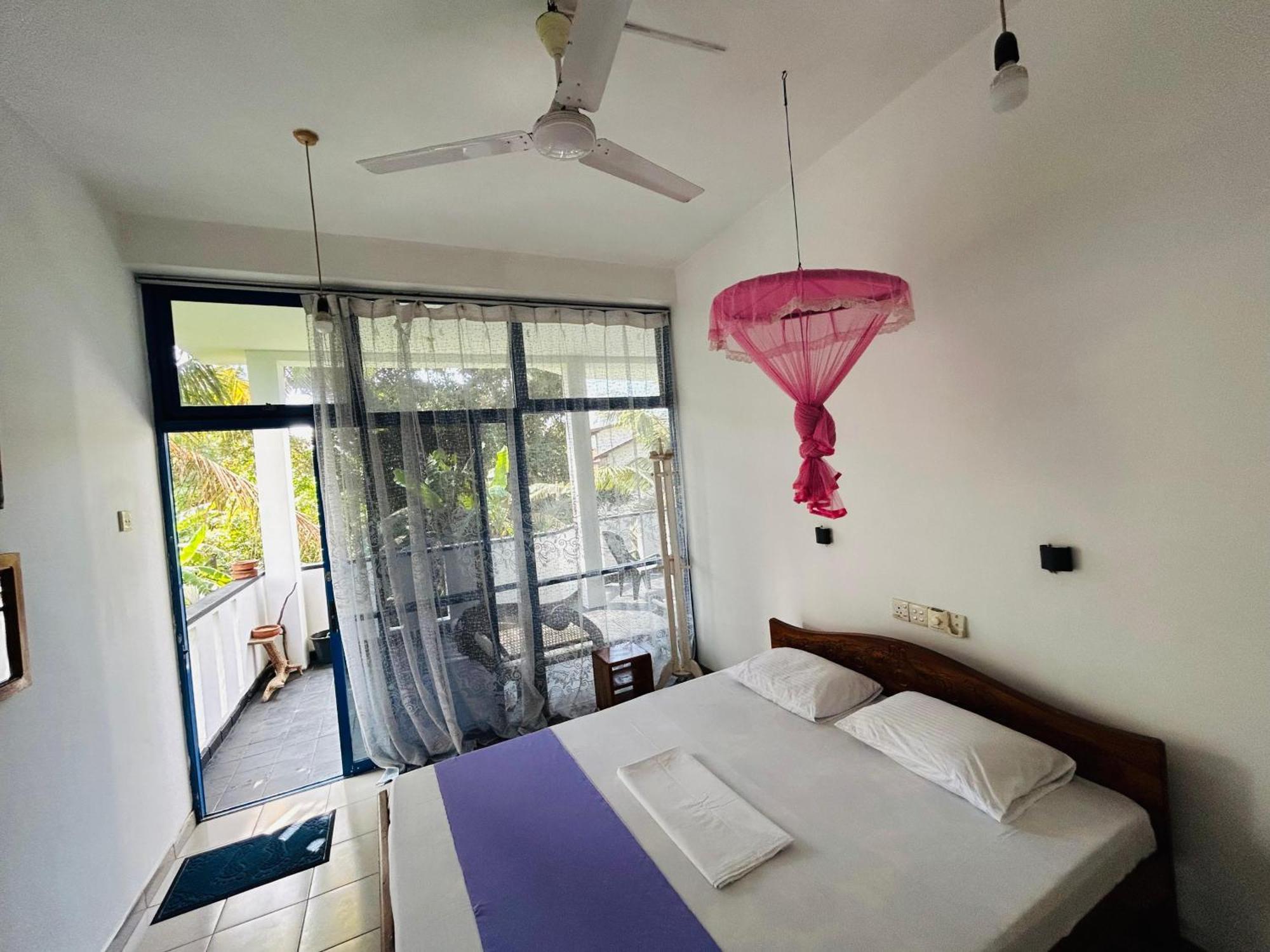 Hostel White House & Sea Food Restaurant Hikkaduwa Exterior foto
